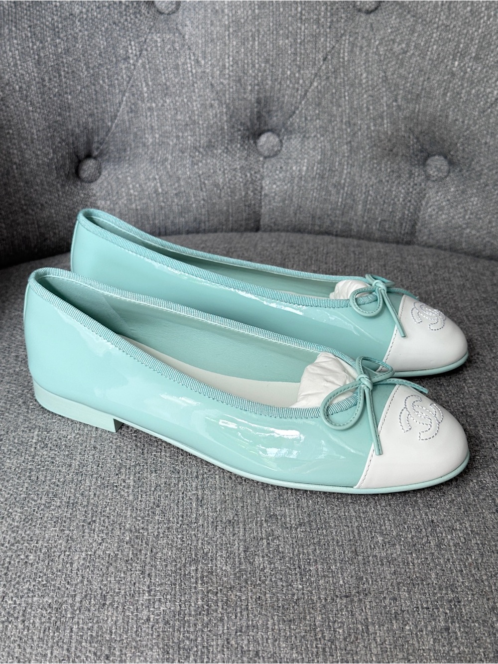 2026 CHANEL TURQUOISE PATENT LEATHER WHITE CC LOGO CAPTOE BALLET FLATS size 37C - Picture 2 of 16